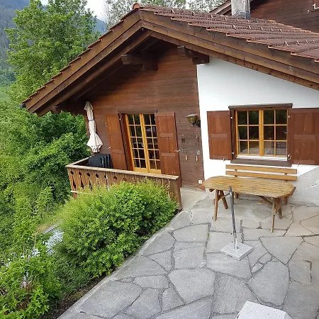 Stutz Rechts Dağ evi